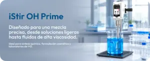 Agitador de hélice Neuation iStir OH Prime mezclando un líquido en laboratorio, diseñado para soluciones ligeras y fluidos de alta viscosidad en síntesis química, formulación cosmética e I+D.